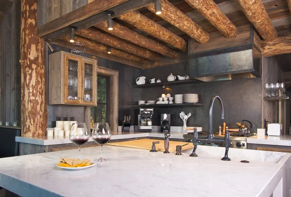 Luxus rusztikus teljesen felszerelt konyhában, faház és — Stock Fotó
