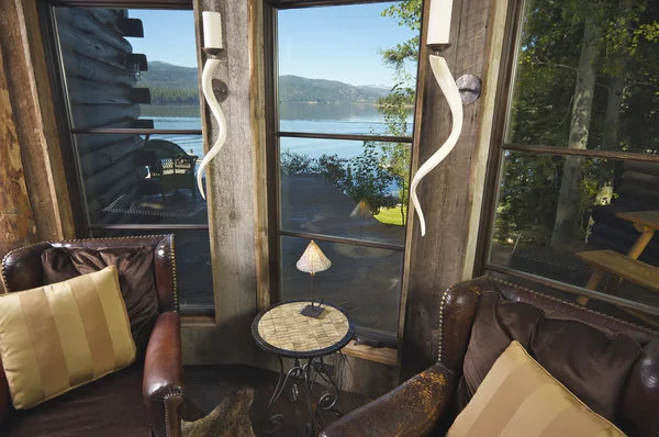 Luxe rustieke leeszaal met uitzicht op het meer — Stockfoto