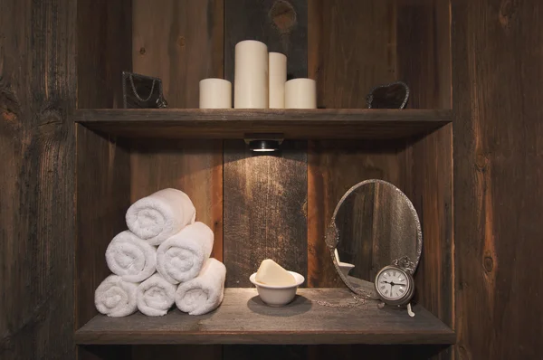 Ρουστίκ spa σκηνή με πετσέτες, σαπούνι, καθρέφτες, μπορεί να — Φωτογραφία Αρχείου