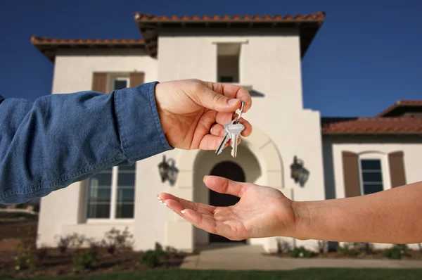 Het overhandigen van de sleutels en huis — Stockfoto