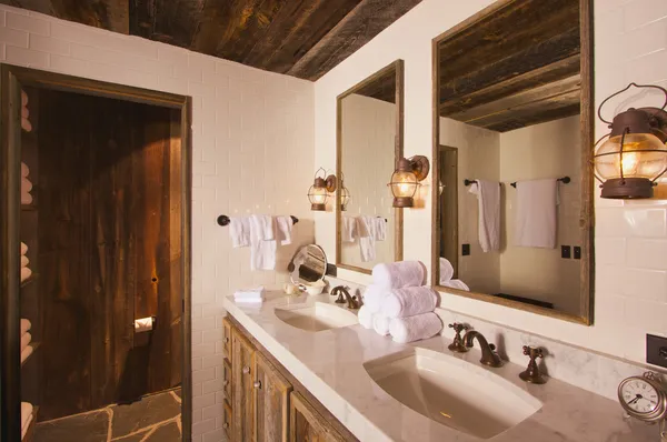 Роскошная сельская ванная комната с горными лампами — стоковое фото