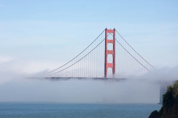 A ponte Golden Gate no nevoeiro da manhã — Fotografia de Stock