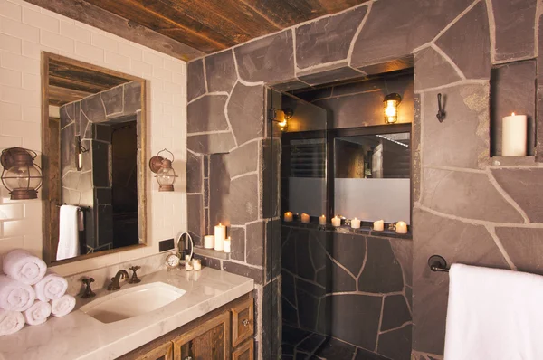 Luxuriöses rustikales Badezimmer — Stockfoto