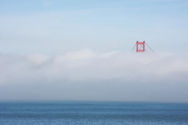 Η Γέφυρα της Χρυσής Πύλης στην πρωινή ομίχλη — Φωτογραφία Αρχείου