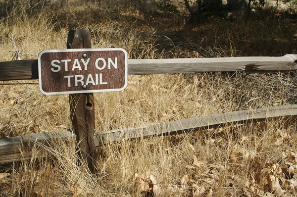 Fique no sinal de trilha na cerca de madeira — Fotografia de Stock