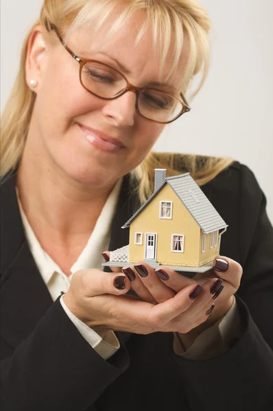 Kobieta trzyma modelu dom — Zdjęcie stockowe