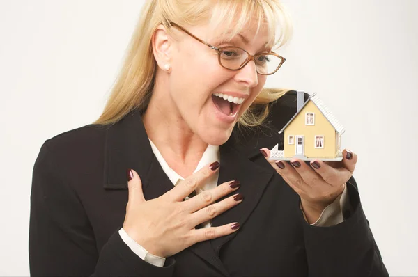 Emocionada mujer sosteniendo la casa modelo — Foto de Stock