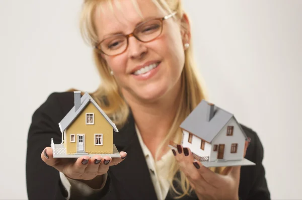 Vrouw bedrijf twee huizen — Stockfoto