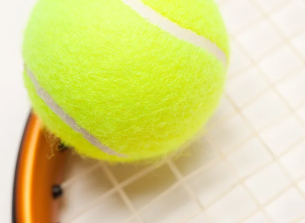Soyut tenis topu, raket ve naylon dize. — Stok fotoğraf