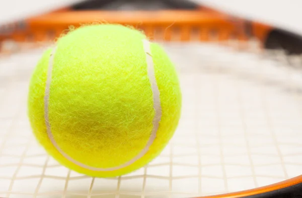 Bola de tênis abstrato, raquete e nylon — Fotografia de Stock