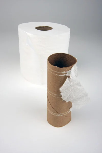 Leere und volle Toilettenpapierrollen — Stockfoto