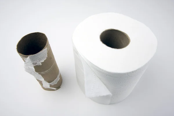 Tomma och fulla toilette pappersrullar — Stockfoto