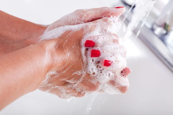 Frau wäscht sich die Hände in der Spüle. — Stockfoto