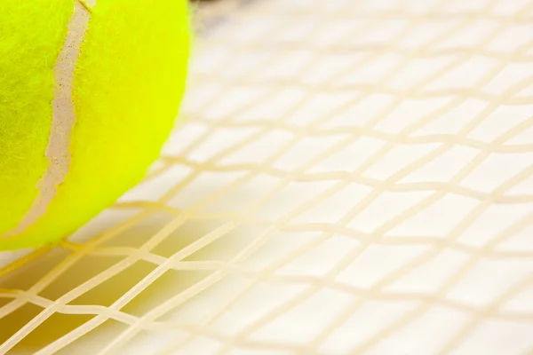 Soyut tenis topu, raket ve naylon — Stok fotoğraf