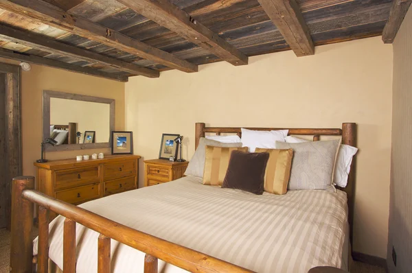 Розкішний сільському бревенчатом будиночку спальні в сільській ДП — стокове фото