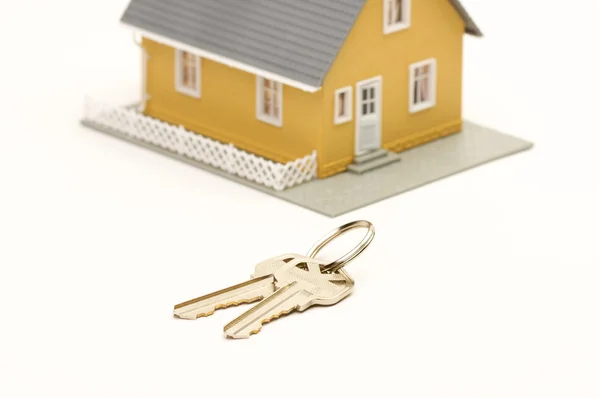 Keys and Model House on White — Stock Photo, Image