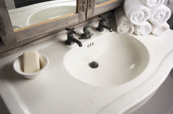 Pia de banheiro rústico e espelho — Fotografia de Stock