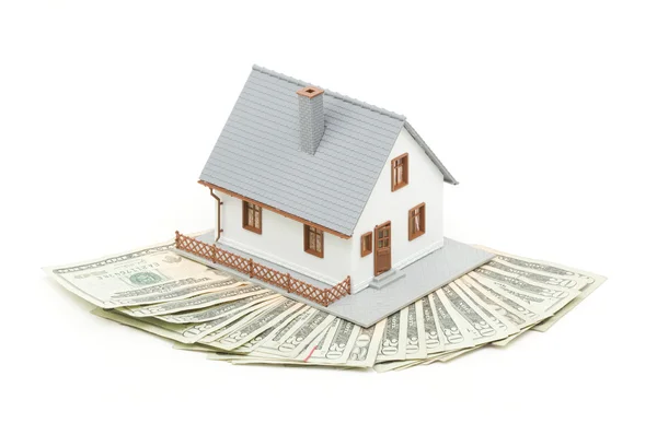 Модель дома и деньги, изолированные на белом — стоковое фото