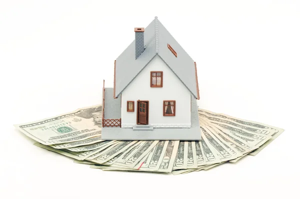 Модель будинку і гроші ізольовані на білому — стокове фото