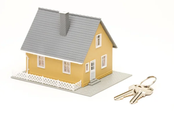 Kulcsok és a fehér ház modell — Stock Fotó