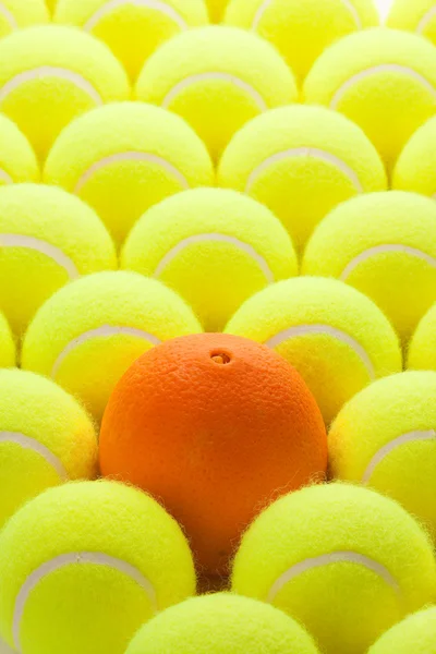 Uppsättning nya tennisbollar och orange — Stockfoto