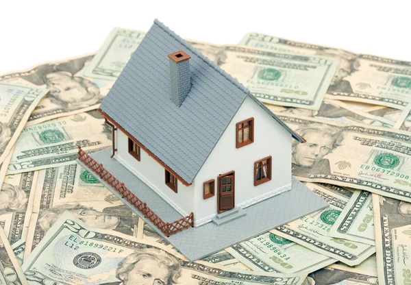 Модель будинку і стопка грошей на білому — стокове фото