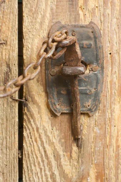 Antik rozsdás pajta ajtó reteszét, a lánc — Stock Fotó
