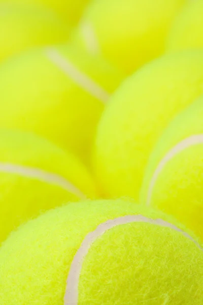 Makro uppsättning helt nya tennisbollar. — Stockfoto