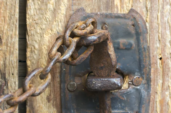 Antiguo Rusty granero puerta pestillo y cadena — Foto de Stock