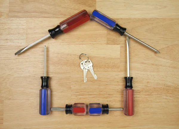 Ház alakú csavarhúzók és kulcsok — Stock Fotó