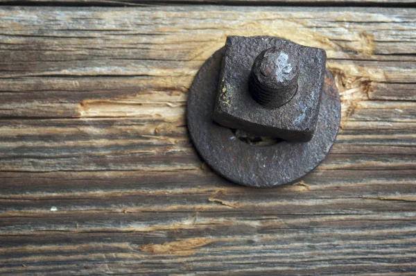 Perno oxidado antiguo, lavadora y madera con estrecho —  Fotos de Stock