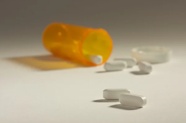 Tabletten und umgestürzte Flasche bei Abstufung — Stockfoto