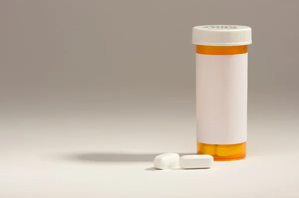 Frasco de prescripción en blanco y pastillas —  Fotos de Stock