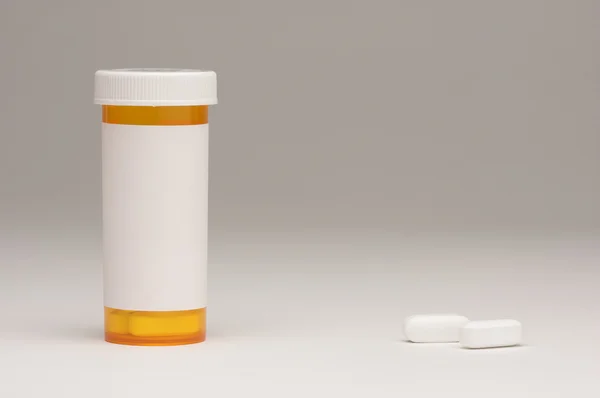 Garrafa e pílulas de prescrição em branco — Fotografia de Stock