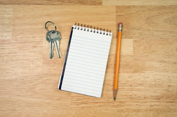 Μαξιλάρι του χαρτί, μολύβι και κλειδιά στο ξύλο — Φωτογραφία Αρχείου