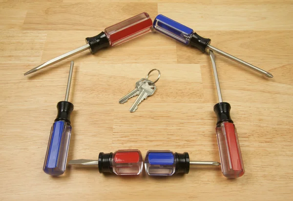 Chaves com casa moldada por chaves de fenda — Fotografia de Stock