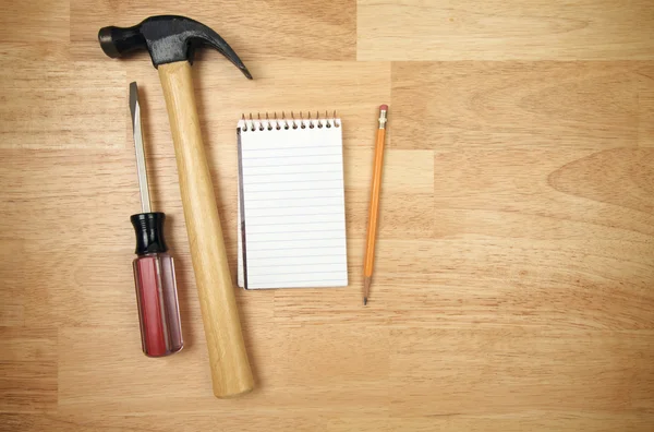 Block aus Papier, Bleistift und Werkzeug — Stockfoto