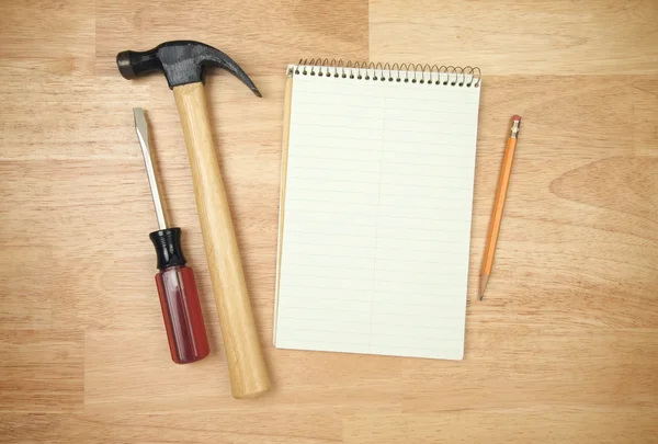 Kağıt pad, kalem, çekiç, tornavida — Stok fotoğraf