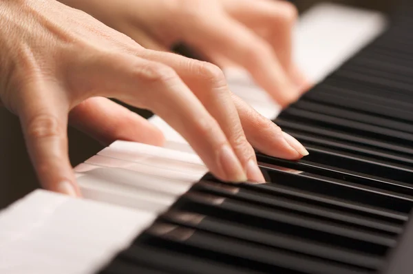 Kobiece palce na klawiszach fortepianu cyfrowego — Zdjęcie stockowe