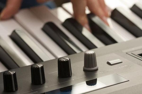 Dita delle donne sui tasti del pianoforte digitale — Foto Stock
