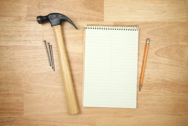 Almofada de papel, lápis, martelo e unhas — Fotografia de Stock