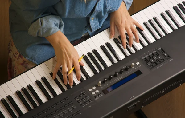 Les doigts des femmes sur les touches numériques de piano — Photo