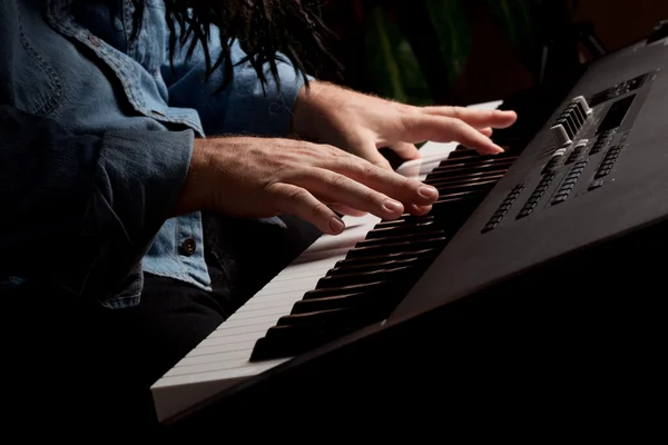 Pianista maschile si esibisce al pianoforte — Foto Stock