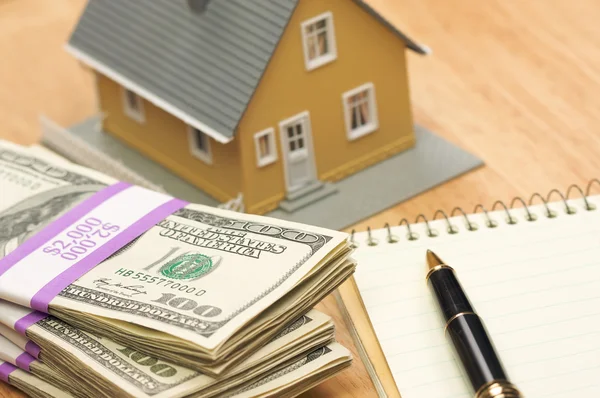 Haus, Geld, Block mit Papier und Stift — Stockfoto