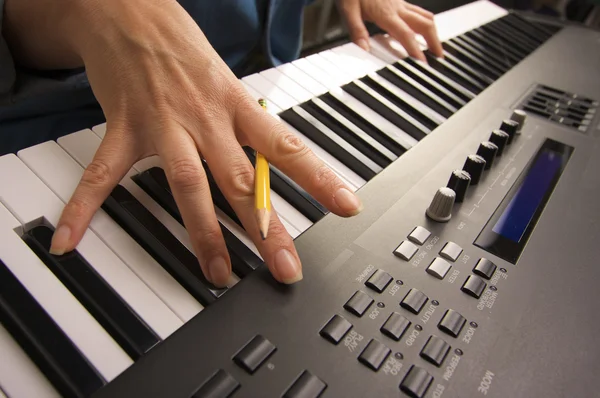 Les doigts des femmes sur les touches numériques de piano — Photo