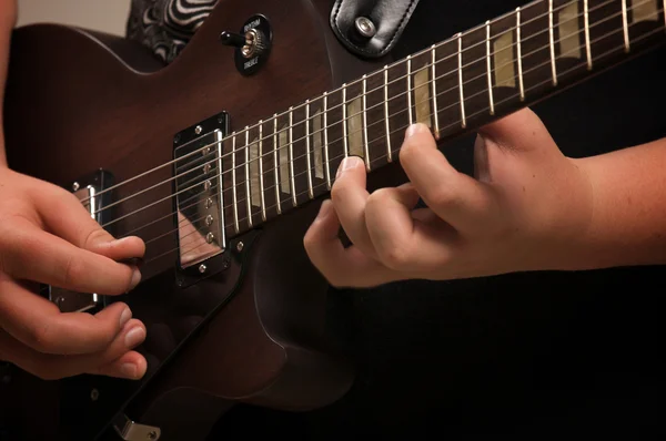 Músico toca su guitarra Gibson — Foto de Stock
