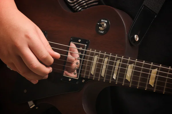 Músico toca su guitarra Gibson — Foto de Stock