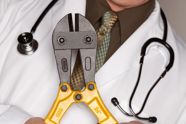 Доктор со стетоскопом, кабельный резак — стоковое фото
