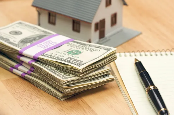 Casa, dinheiro, almofada de papel e caneta — Fotografia de Stock