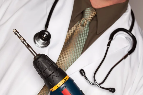 Médico con estetoscopio y taladro — Foto de Stock